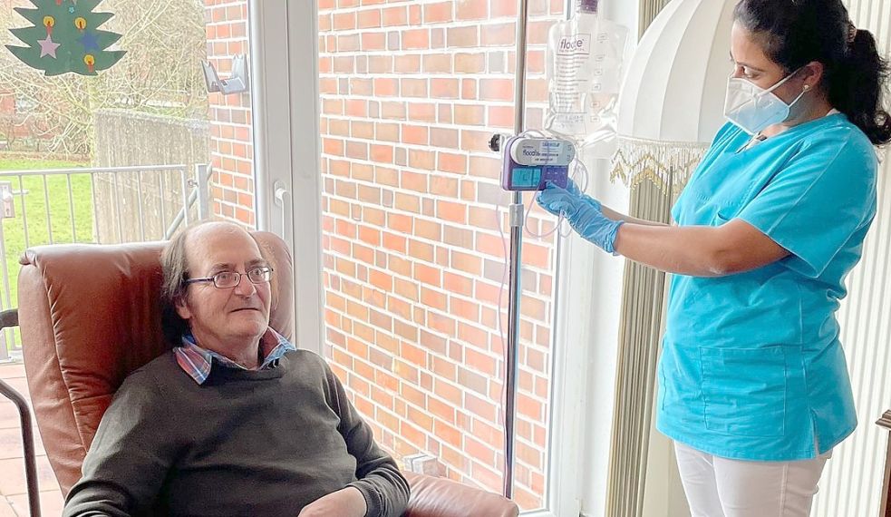 Fachkraft Vigi Ellikkani Vincent kommt aus Indien und arbeitet im Altenheim Auf der Wierde in Jemgum. Sie kontrolliert eine Infusion bei Wilfried Mindrup. Foto: Privat
