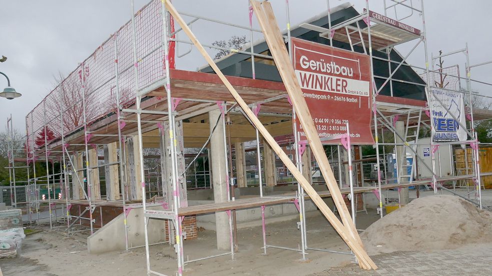 Das „Kulturhaus am Markt“, das eine Grundfläche von 12,5 mal 15 Metern hat, hat vorne auch eine Bühne für Open-Air-Veranstaltungen. Es steht auf dem Marktplatz in Rhauderfehn und soll Ende März fertig sein. Foto: Wieking