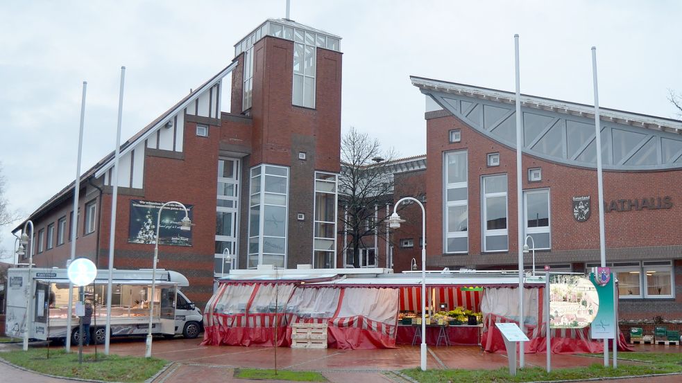 Auch im Januar wird der Saterländer Wochenmarkt, der mittwochs vor dem Rathaus in Ramsloh stattfindet, nur von zwei Händlern beschickt: Fischhändler Thorsten Dombrowski aus Hatten im Kreis Oldenburg und Christian Schuer, Obst- und Gemüsehändler aus dem Vareler Stadtteil Altjührden. Ein Geflügelhändler, der das Angebot komplettiert, fehlt schon seit fast einem Jahr. Foto: Fertig