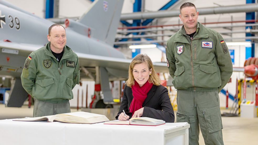 Siemtje Möller inszeniert sich gern in Militärkreisen. Im Foto von links: Joachim Kaschke, Kommodore des Laager Luftwaffengeschwaders Steinhof, Siemtje Möller, Walfried Ramspott, Kommodore des Wittmunder Richthofen-Geschwaders. Foto: SPD/Büro Siemtje Möller