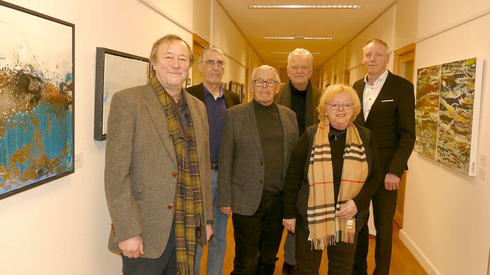 Die Künstler (von links) Herbert Müller, Hartmut Bless, Peter Geithe, Ulrich Schnelle, Brigitte Schmitz und der Vorsitzende des Vorstandes der Volksbank Westrhauderfehn, Uwe Brechtezende, eröffneten am Freitag die Ausstellung „Bank und Kunst“. Foto: Wieking