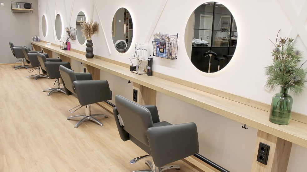 Ingesamt gibt es zwölf Bedienplätze in dem Friseursalon an der Fehntjer Straße 65 a in Völlenerkönigsfehn. Fotos: Walker