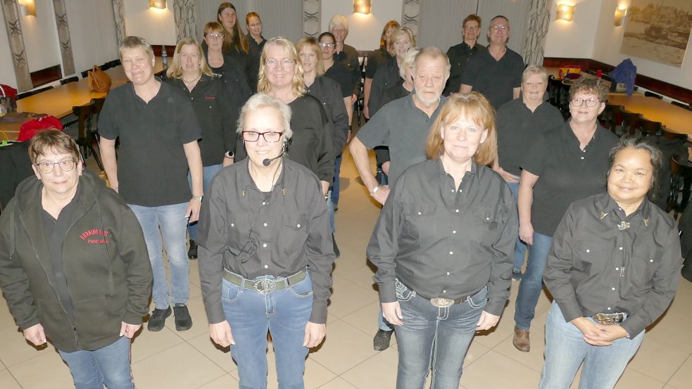 Angeführt von Trainerin Angela Bloem (vorn, 2. von links) nimmt die Line-Dance-Gruppe „Burning Boots“ Aufstellung. Die Mitglieder üben in Papenburg, kommen aber aus der ganzen Region. Foto: Wieking