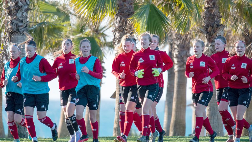 Auch vor zwölf Monaten reisten die Auricherinnen für ein Trainingslager ins türkische Belek. Foto: Archiv