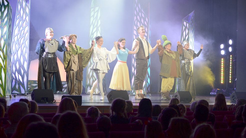 Nach der Aufführung von „Schneewittchen – Das Musical“ kamen alle sieben Darstellenden auf die Bühne (von links): Mareike Heyen, Cecilia Lerg-Bernard, Janina Eliana Heyderhoff, Nicole Elisabeth Lehmann, Marlon Hangmann, Rosa Enzi und Sandra Mennicke. Foto: Hoppe