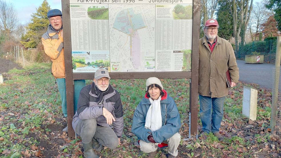 Die Infotafel am Eingang des Johannesparks in Papenburg ist ein beliebter Treffpunkt für die Baumfreunde. Unser Bild zeigt (von links) Thomas Witolla, Heinz Sondag, Angelika Schuck und Werner Kleimann. Fotos: Scherzer