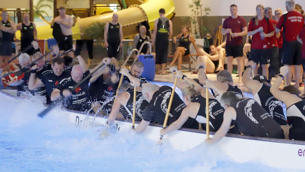 Das Indoor-Drachenbootrennen im Aquaferrum Friesoythe war eine Riesengaudi. Bild: Passmann