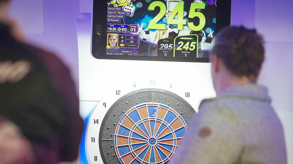 Beim E-Darts ist höchste Konzentration gefragt.