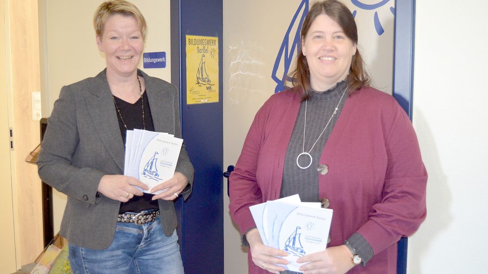 Carmen Grüssing (links) und Leiterin Birgit Bethge stellten das Frühjahrsprogramm des Bildungswerks Barßel vor. Foto: Fertig