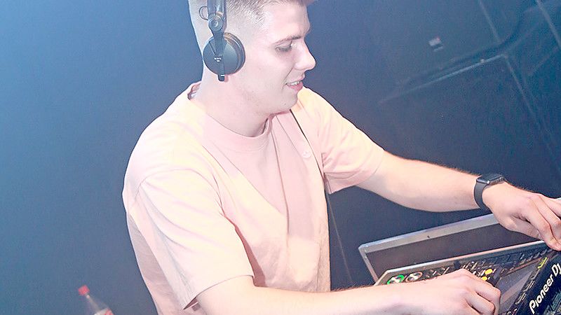 Bei der Freiluftfete Süddorf legte DJ Schrandy vor mehreren tausend Leuten EDM auf. Foto: De Afrümers e.V.