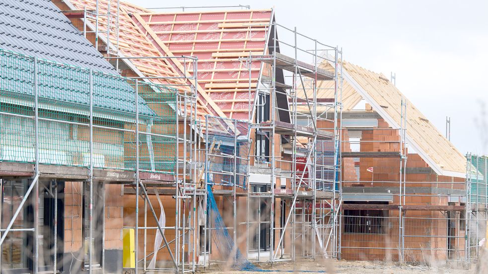Wer ein Haus bauen will, benötigt viel Geld. Die Immobilienpreise sind in den vergangenen Jahren stark gestiegen. Und nun kosten auch Baukredite immer mehr. Foto: Stratenschulte/DPA