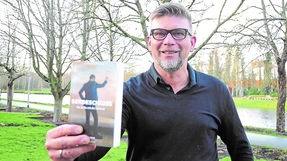 „Sexy und ruchlos zugleich“ – so beschreibt Achim Goldenstein aus Papenburg seinen Roman „Sendeschluss – Die Sache mit der Wahrheit“. Foto: Schade