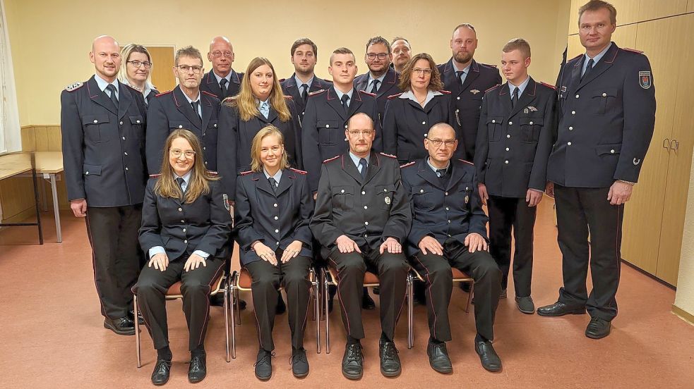 Mitglieder der Feuerwehr Ihren stellten sich nach der Jahreshauptversammlung zum Gruppenfoto auf. Foto: Feuerwehr/Bruns