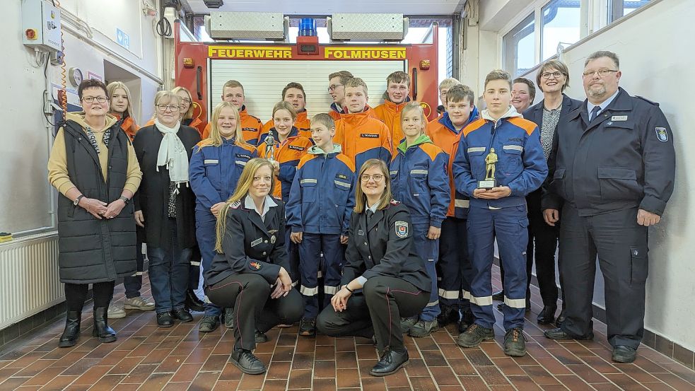 Die Mitglieder der Jugendfeuerwehr Folmhusen mit einigen Gästen der Hauptversammlung. Foto: Feuerwehr Folmhusen