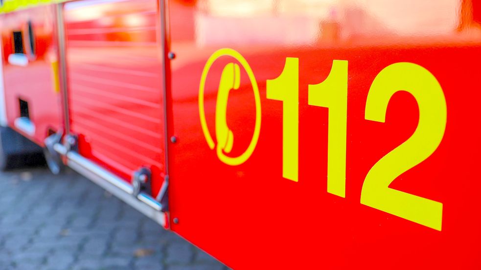 Einsatzkräfte der Feuerwehr mussten am Dienstagnachmittag einen brennenden Lastwagen in Bremen löschen. Foto: imago images/Einsatz-Report24
