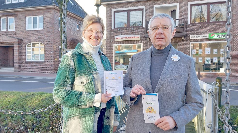 Daniela Abheiden (Volksbank eG Westrhauderfehn) und Hartmut Kutschki (Initiative O-S-S-I) freuen sich auf einen interessanten und lehrreichen Abend im Fehntjer Forum. Foto: Scherzer