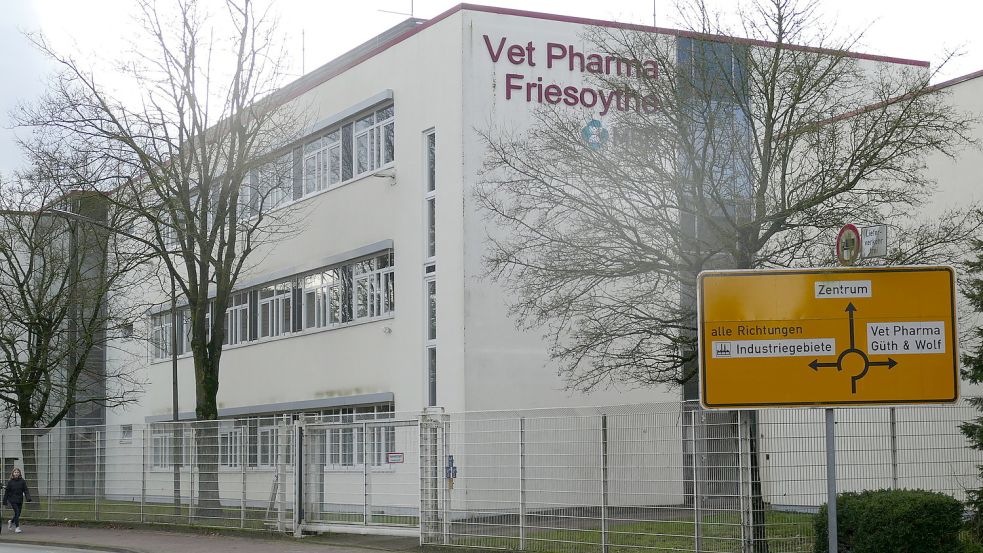 Mit Flugblättern wollte der Friedensaktivist Hermann Theisen 2018 Mitarbeiter des Arzneimittelherstellers VetPharma zum Wistleblowing auffordern. Nun urteilte das Verwaltungsgericht Oldenburg: Das hätte er gedurft. Das Verbot der Stadt Friesoythe war rechtswidrig. Foto: Stix