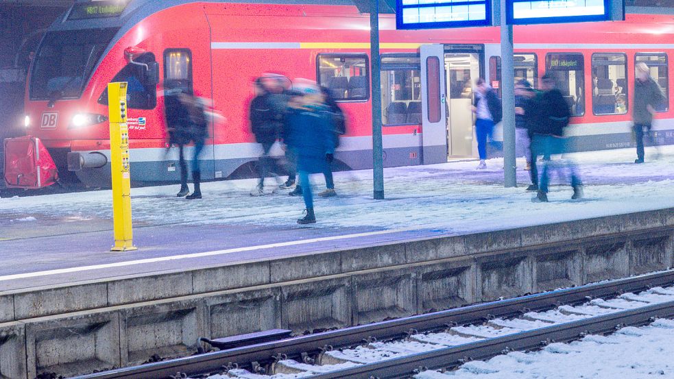 Das Deutschlandticket soll ab dem 1. Mai gelten. Ob es ein Erfolg wird, ist allerdings fraglich. Foto: Jens Büttner/dpa