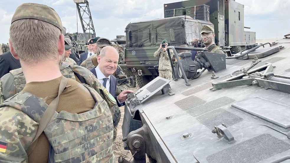 Anders als der neue Verteidigungsminister Boris Pistorius musste sich Bundeskanzler Olaf Scholz Panzer-Kenntnisse erst im Amt aneignen. Foto: Tobias Schmidt