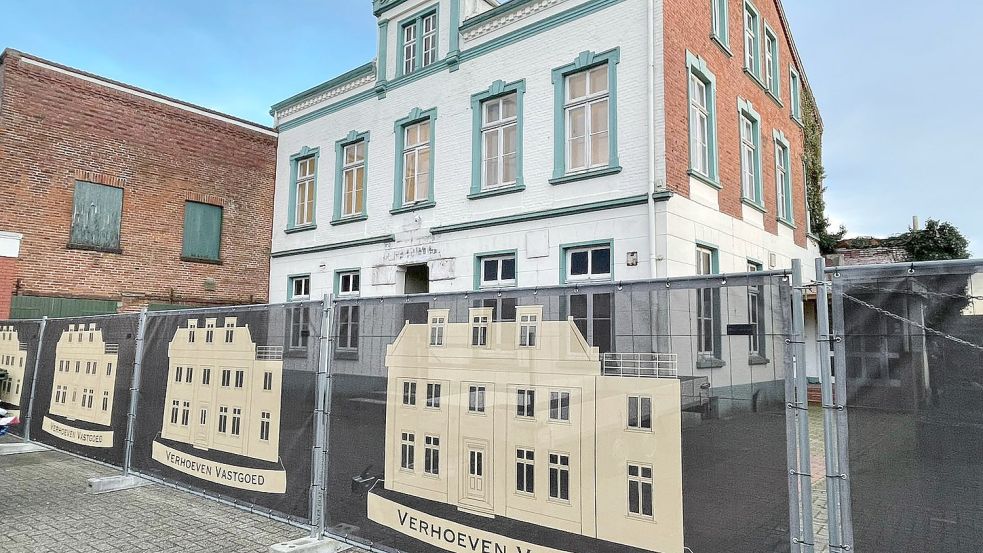 Das Groninger Unternehmen hat am Mittwoch einen Bauzaun rund um die Memmingaburg aufgestellt. Foto: Gettkowski