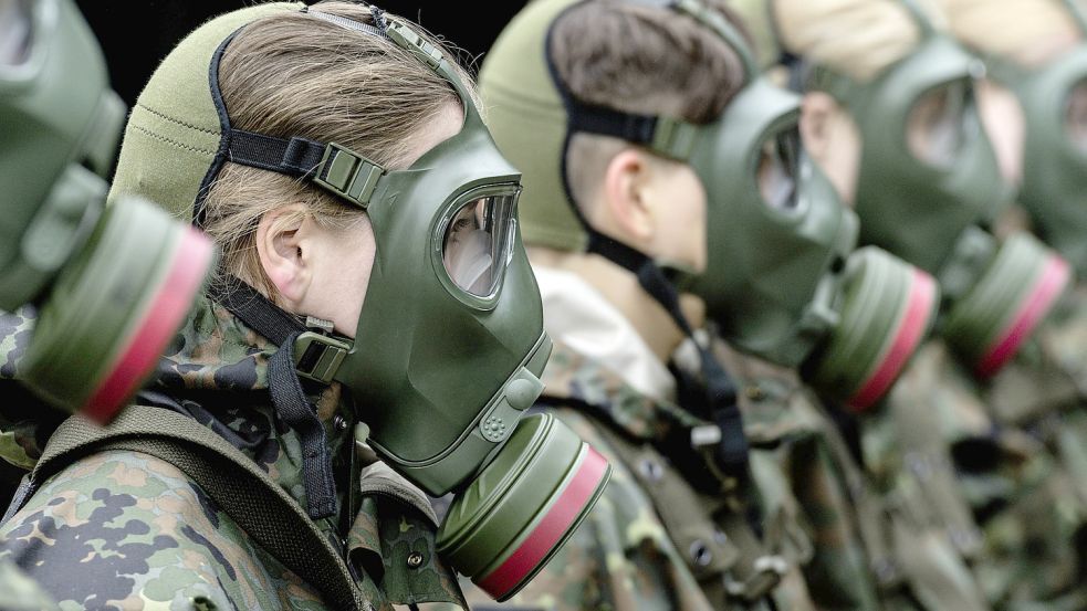 Leisten freiwillig Wehrdienst: Soldaten eines Sanitätsregiments bei einer ABC-Übung. Foto: Imago Images/Rainer Unkel