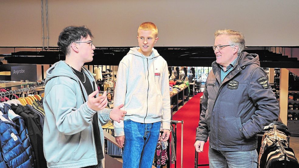 Nach den besten Lösungen in der „Riccio1“-Filiale am Hauptkanal in Papenburg suchen die Azubis Noah Seyfert (von links) und Tyler Illenseer im Gespräch mit Filialleiter Andre Woortmann. Foto: Schade