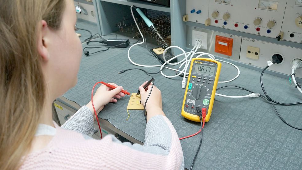 In der Ausbildungswerkstatt der Elektroniker hat jeder Azubis-Jahrgang seinen eigenen Lernraum. Foto: Probst