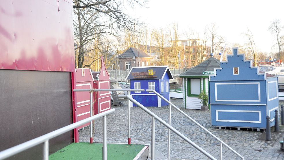 Die Buden vom Wiehnachtsmarkt achter d‘Waag stehen noch. Foto: Wolters