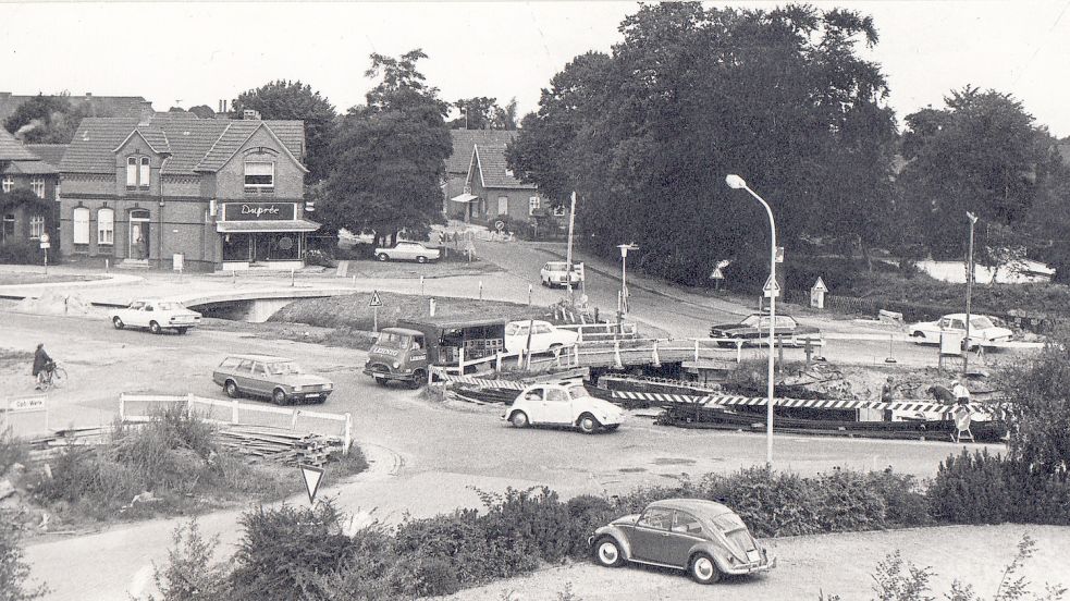 Bau des Fehntjer Kreisels in den 1970er Jahren, im Hintergrund das Schuhhaus Duprée.Fotos: GA-Archiv
