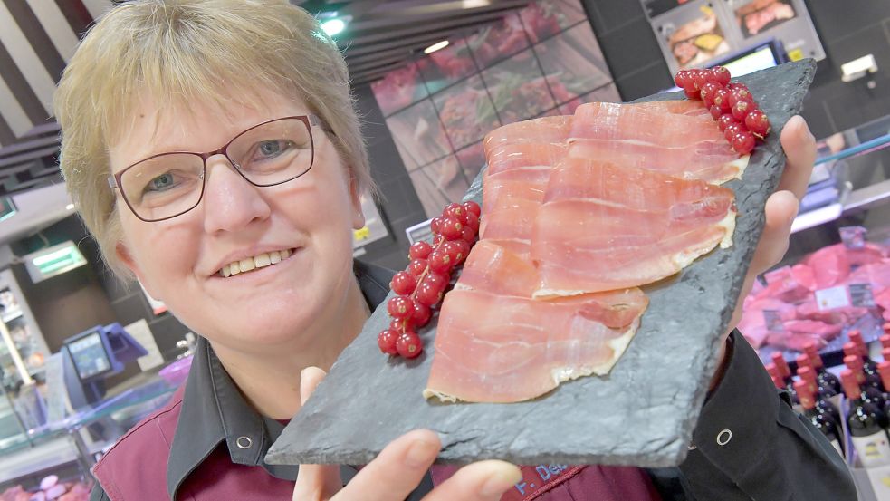 Frieda Debelts bietet im E-Centers Bruns in Aurich Schinkenscheiben an. Foto: Ortgies