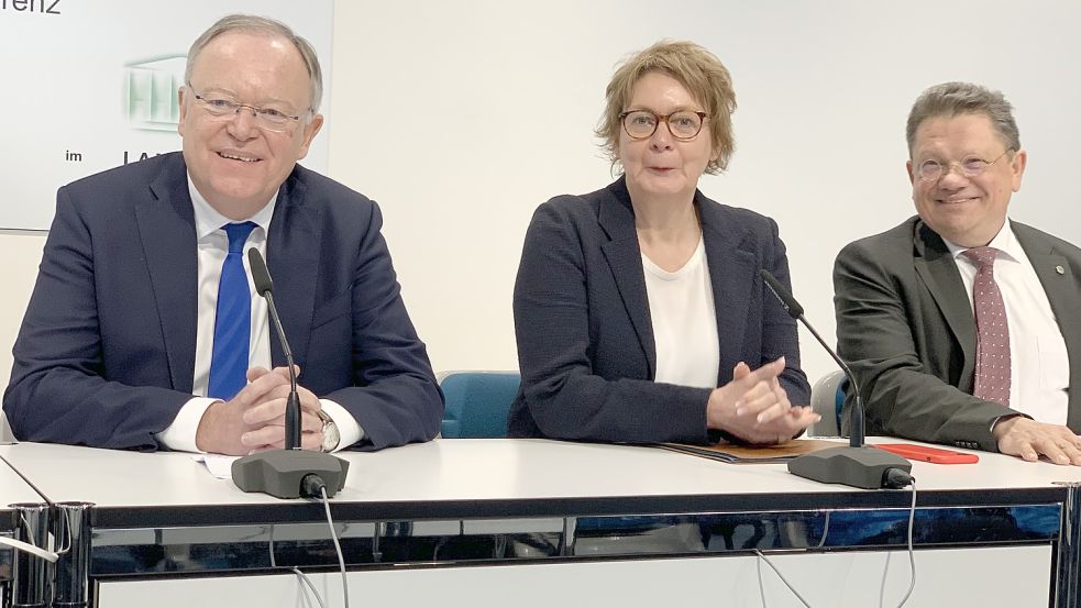 Gute Stimmung bei (v.l.) Ministerpräsident Stephan Weil, der künftigen Innenministerin Daniela Behrens und dem neuen Gesundheitsminister Andreas Philippi (alle SPD). Foto: Lars Laue