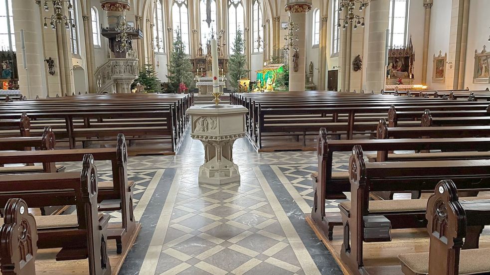 Eine leere Kirche: Seit einigen Jahren häuft sich die Anzahl derer, die aus der Kirche austreten. Immer mehr Kirchenbänke bleiben leer. Foto: Stix