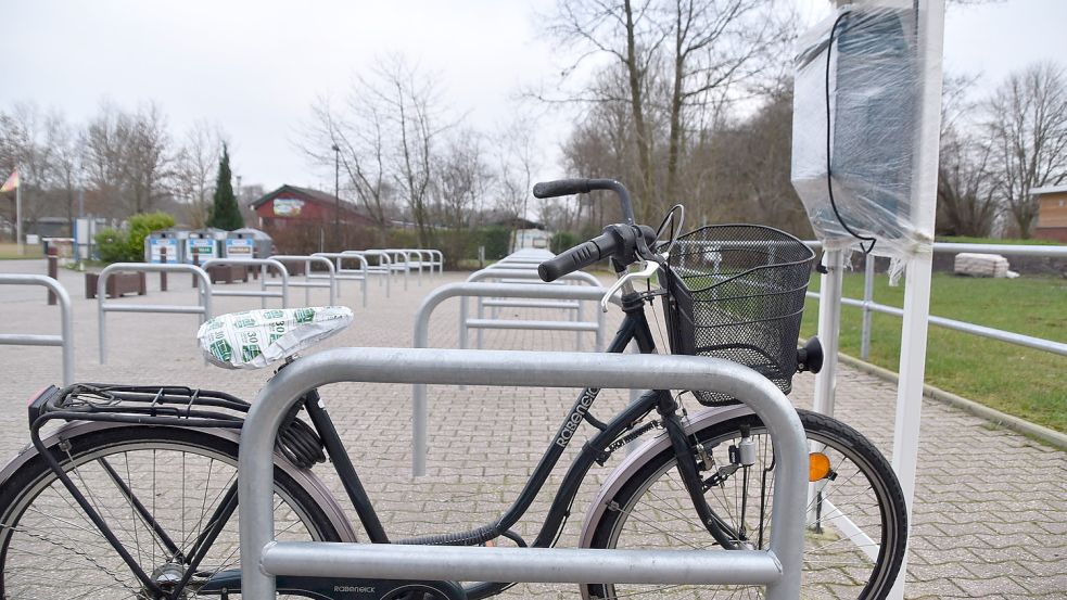 Auf dem Parkplatz beim Idasee ist ein neuer, großer Fahrradparkplatz erstellt worden. Noch sind nicht alle Arbeiten abgeschlossen, die Ladestation für E-Bikes (rechts im Bild) zum Beispiel muss noch angeschlossen werden. Foto: Ammermann