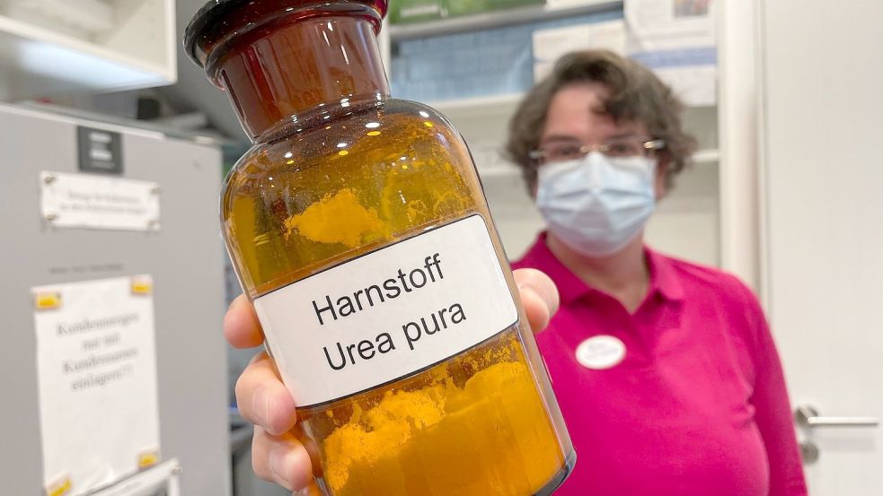 Dr. Anne Sieverding mit einer Flasche Urea pura. Der Wirkstoff wird für Salben benötigt, die die Apothekerin aus Ostrhauderfehn noch selber herstellt. Den Service schätzen die Kunden, doch manche Apotheken bieten ihn heute schon nicht mehr an, weil immer mehr andere Aufgaben erledigt werden müssen. Foto: Janßen