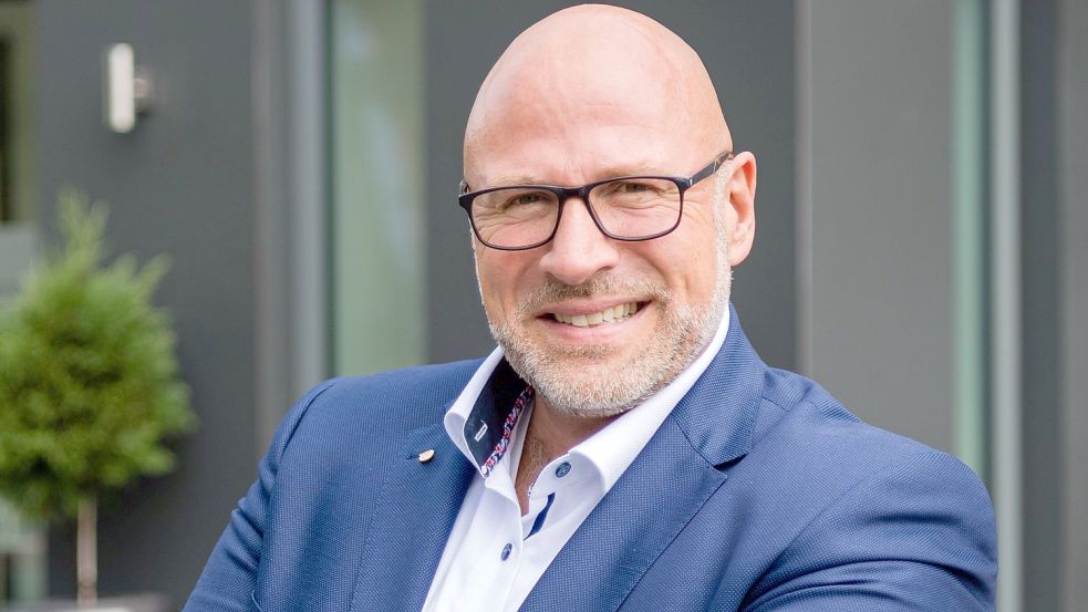 Thomas Hero vor seinem Neubau in Collinghorst: An der Hauptstraße ist ein moderner Komplex mit Beratungs- und Schulungsräumen entstanden. Foto: privat