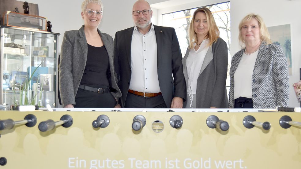 Ein gutes Team ist Gold wert - nicht nur am Kickertisch. Thomas Hero kann sich auf sein Team verlassen. Im Innendienst seiner Direktion arbeiten (von links) Inka Hero, Claudia Ksienzyk und Helga Robben. Foto: Prins