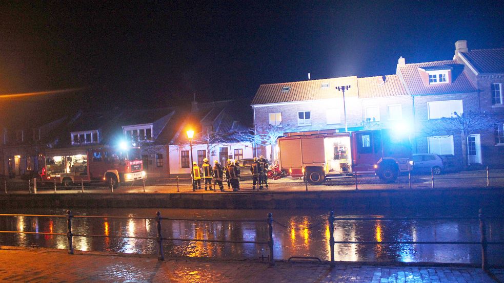 Die Feuerwehr wurde zu einem Einsatz in Weener gerufen. Fotos: Rand/Feuerwehr