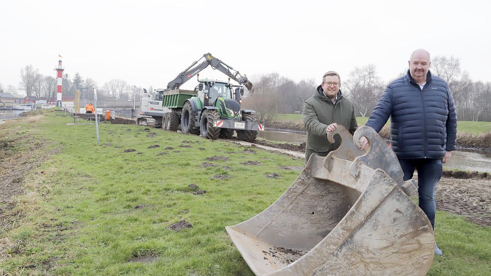 Bürgermeister Nils Anhuth (links) und Andreas Freesemann verschafften sich vor Ort einen Überblick über den Beginn der Arbeiten. Foto: Passmnan