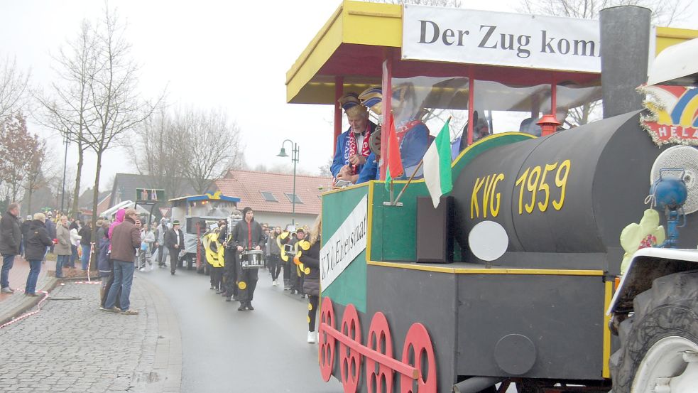 Dieses Jahr ist der Karnevalsumzug in Ramsloh für das Publikum an den Straßen wieder kostenlos. Früher hatte ein Sicherheitsdienst 3 Euro von jedem Erwachsenen verlangt, der gucken kam. Das hat die KVG Ramsloh abgeschafft. Archivfoto: Fertig