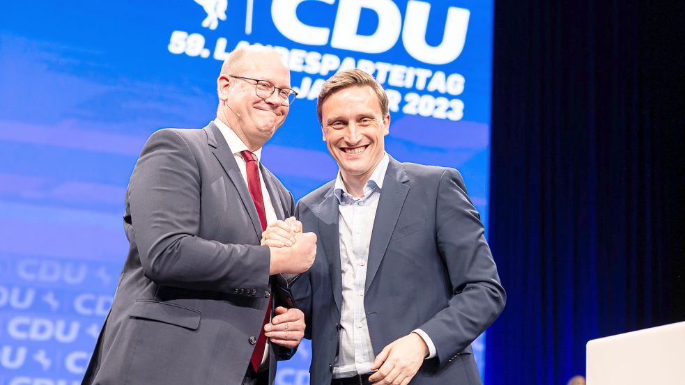 Bilden die neue Spitze der CDU in Niedersachsen: Parteichef Sebastian Lechner (rechts) und Generalsekretär Marco Mohrmann. Foto: Michael Matthey/dpa