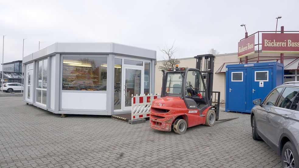 Direkt vor dem Bäckereigebäude wurde ein Verkaufscontainer aufgebaut. Foto: Hagewiesche