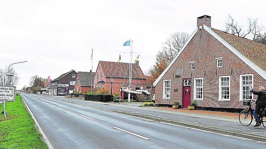 Der Rad- und Fußweg zwischen dem „Papenbörger Hus“ am Splitting (rechts) und der Rheiderlandstraße soll instandgesetzt werden. Foto: Schade