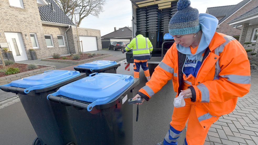 Altpapier wird im Kreis Leer über die Tonne mit dem blauen Deckel eingesammelt. Foto: Ortgies/Archiv