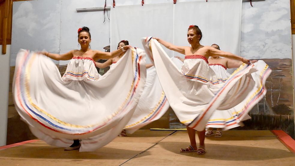 Yuliza Paola Romero Ladino, Daira Cecilia Berrio García, Nancy García Molano und   Eileen Schliep-Padilla führten den traditionellen Cumbia-Tanz auf. Fotos: Schwezer