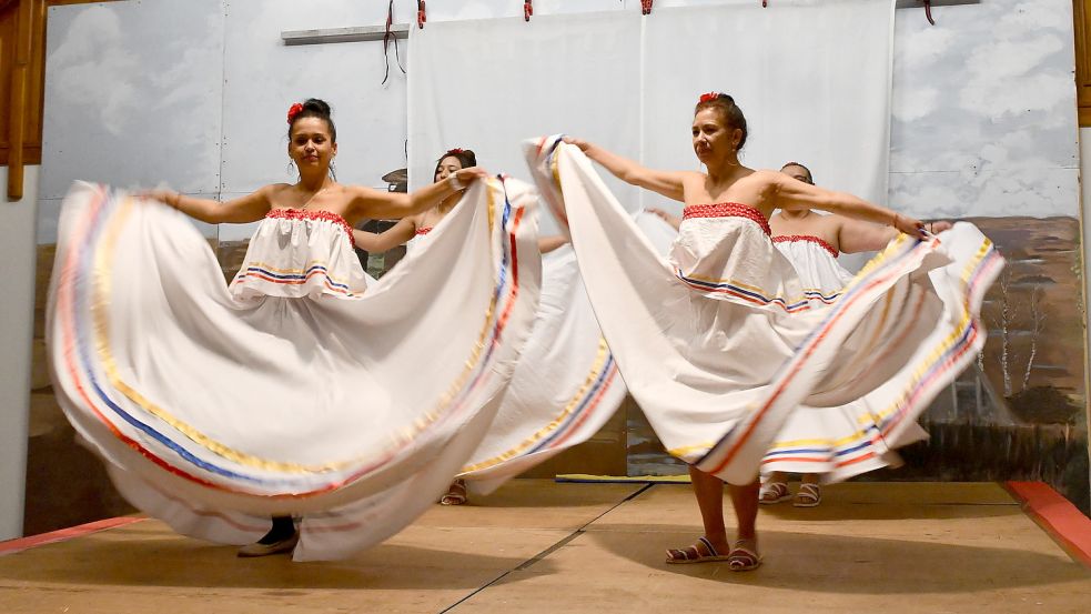 Yuliza Paola Romero Ladino, Daira Cecilia Berrio García, Nancy García Molano und Eileen Schliep-Padilla führten den traditionellen Cumbia-Tanz auf. Fotos: Schwezer