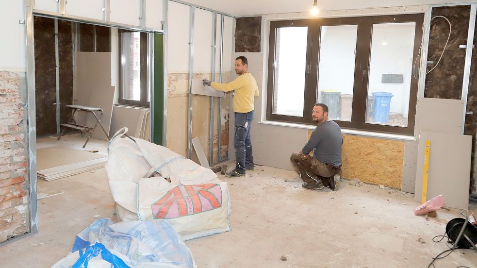 Die Sanierungsarbeiten in der katholischen Bücherei Barßel an der Marienstraße laufen auf Hochtouren. Foto: Passmann