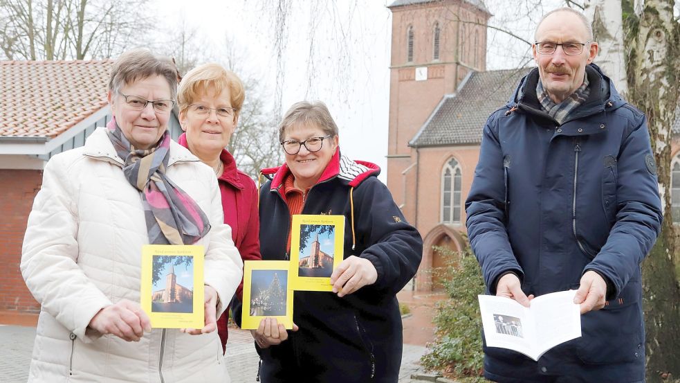 Die 13. Neuauflage des Harkebrügger Dörpsblatts präsentiert hier das Redaktionsteam vor der Kirche (von links): Elfriede Bretgeld, Johanna Krogmann, Elisabeth Timmermann, Johannes Wernke. Foto: Passmann