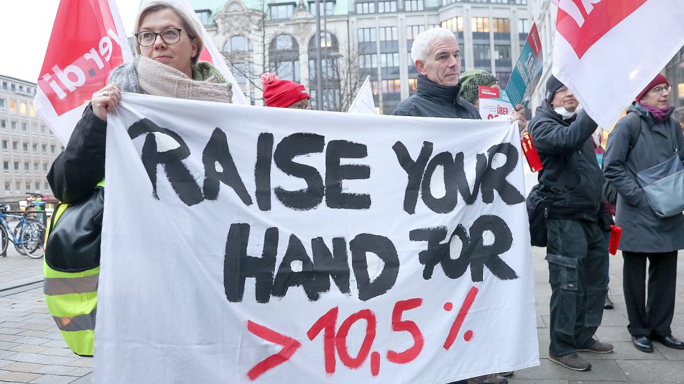 Die Tarifverhandlungen für Beschäftigte im öffentlichen Dienst beginnen am 24. Januar in Potsdam. Bereits am Tag zuvor wurde die Forderung nach 10,5 Prozent mehr Lohn in Hamburg erhoben. Ostfriesische Rettungskräfte fahren zum Verhandlungsauftakt nach Potsdam. Foto: Marks/dpa