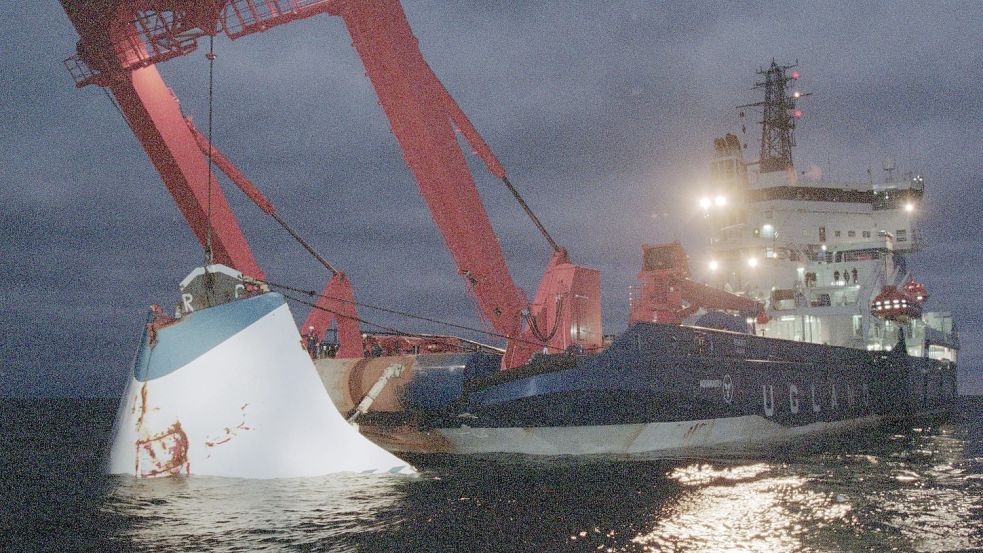 Bergung der abgerissenen Bugklappe der „Estonia“-Fähre aus der Ostsee: Wie kam es zu dem Schiffsunglück? Foto: JAAKKO AVIKAINEN/LEHTIKUVA/AFP