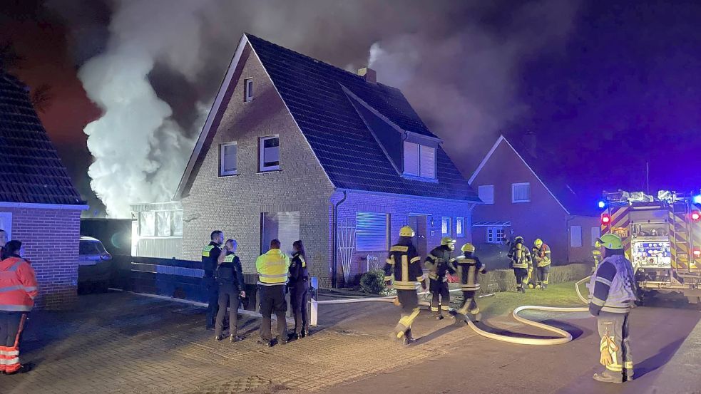 Dichter Rauch stieg aus dem Haus. Foto: Feuerwehr Papenburg